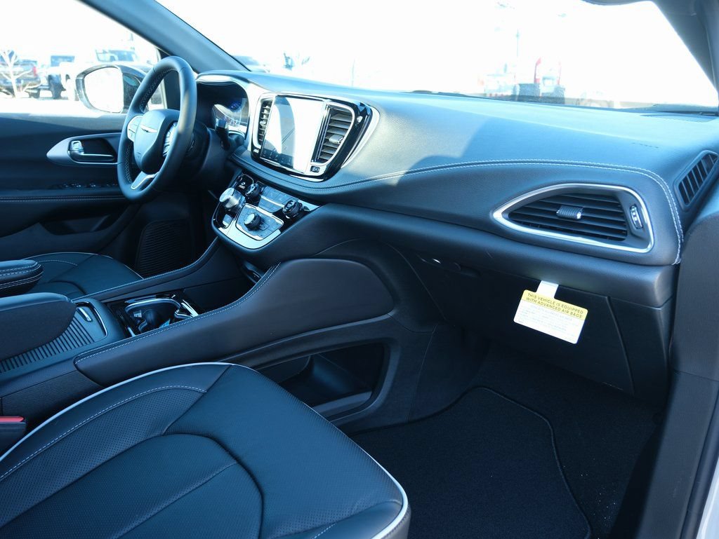 New 2026 Chrysler Pacifica Limited w/ Uconnect Theater Family Group FWD image 37