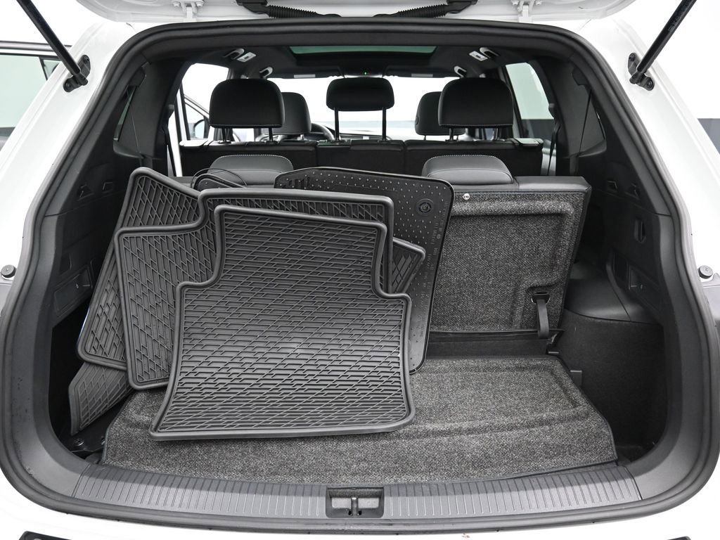 Used 2023 Volkswagen Tiguan SE R-Line image 32