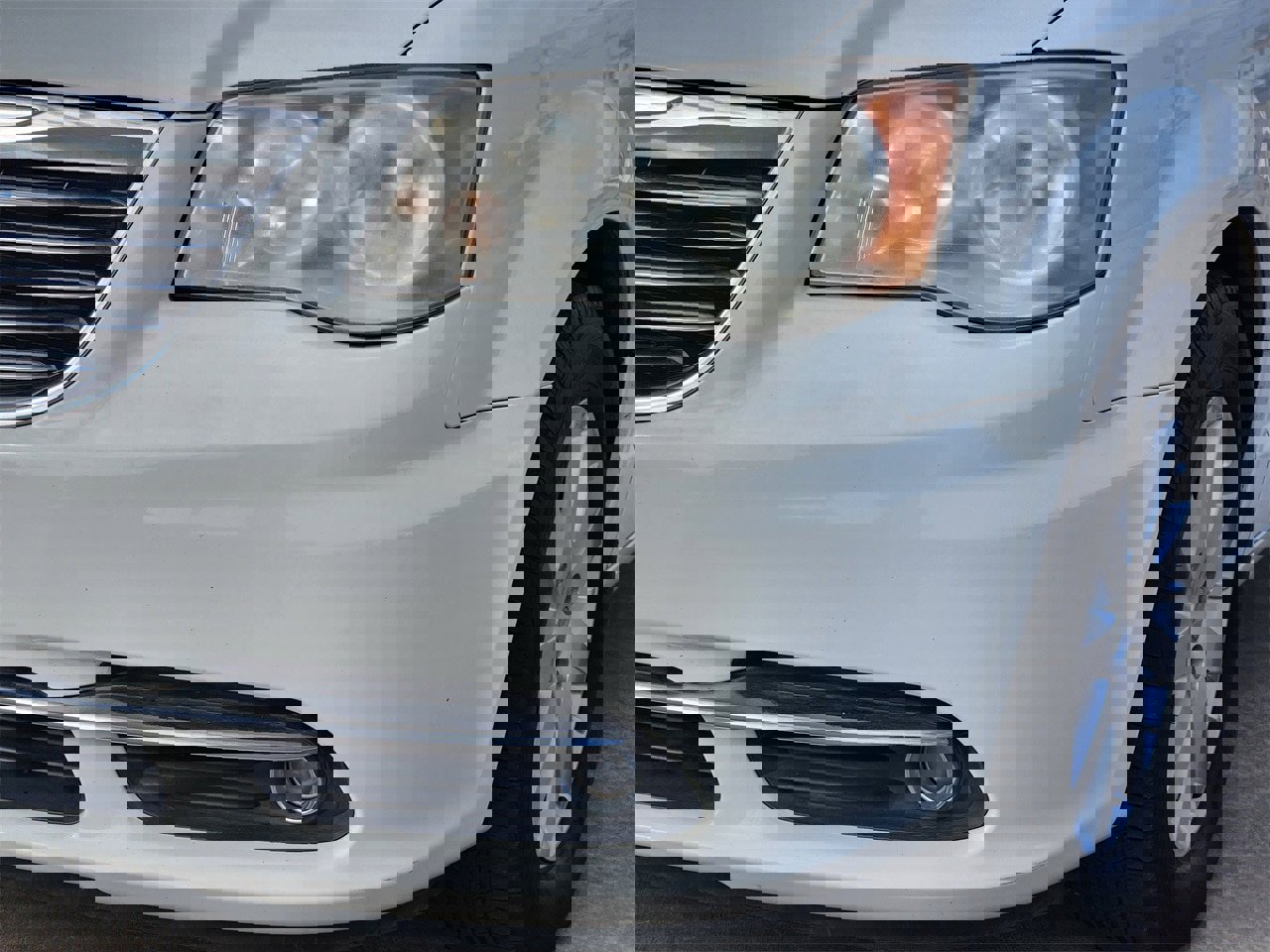 Used 2011 Chrysler Town & Country Touring-L image 9