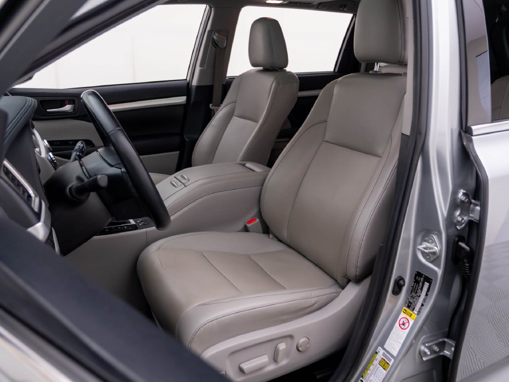 Used 2019 Toyota Highlander XLE AWD/4WD image 18