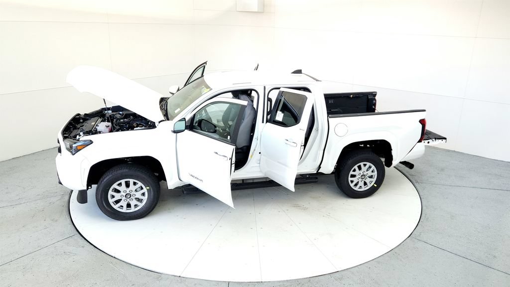 Used 2025 Toyota Tacoma SR5 AWD/4WD image 18