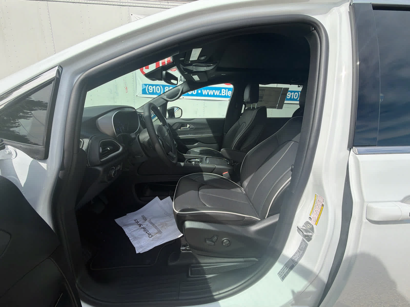 New 2027 Chrysler Pacifica Select FWD image 18
