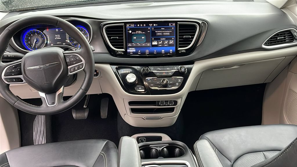 Used 2024 Chrysler Pacifica Touring-L FWD image 12