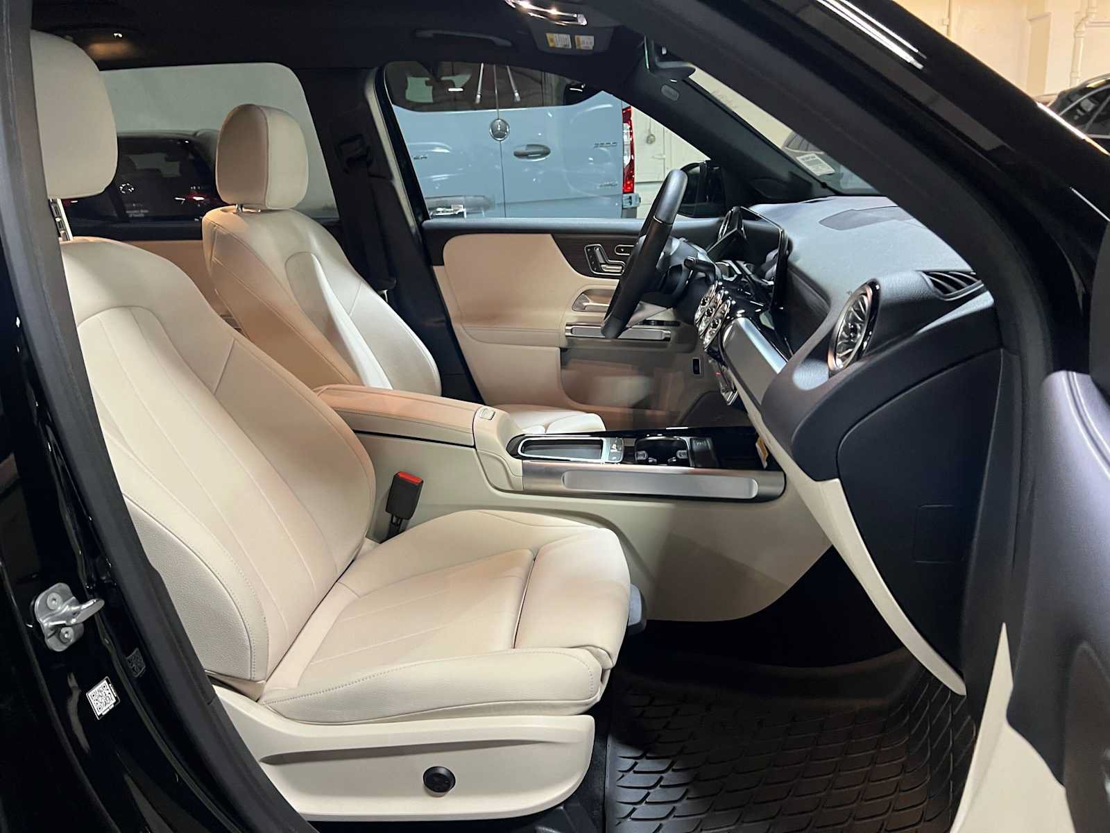 Used 2026 Mercedes-Benz GLB 250 4MATIC image 12