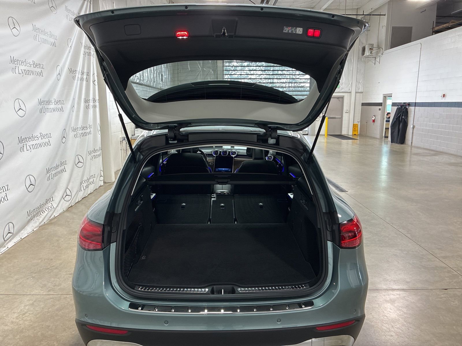 Used 2025 Mercedes-Benz GLC 300 4MATIC image 26