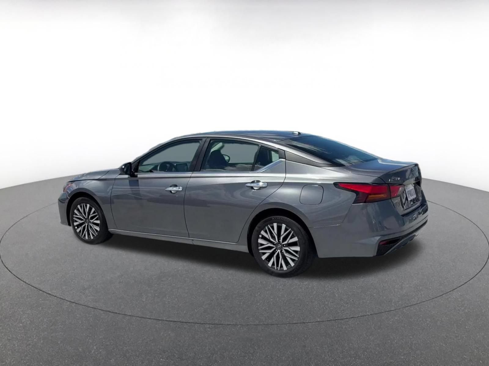 Used 2025 Nissan Altima 2.5 SV FWD image 10