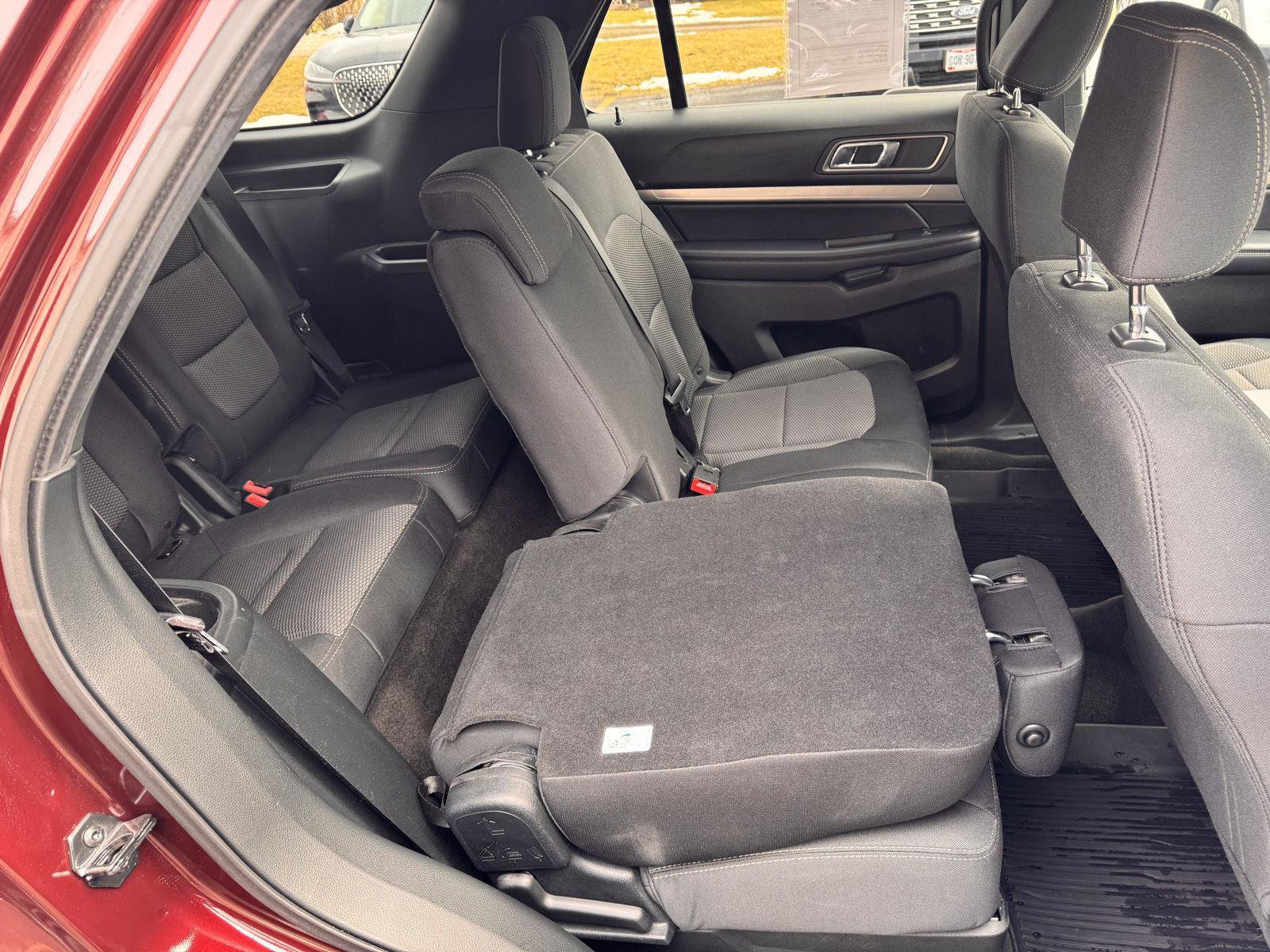 Used 2018 Ford Explorer XLT image 24