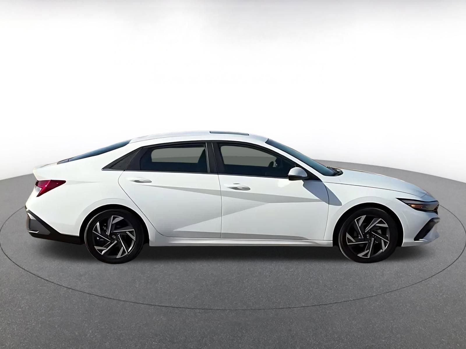 Used 2025 Hyundai Elantra Limited image 16