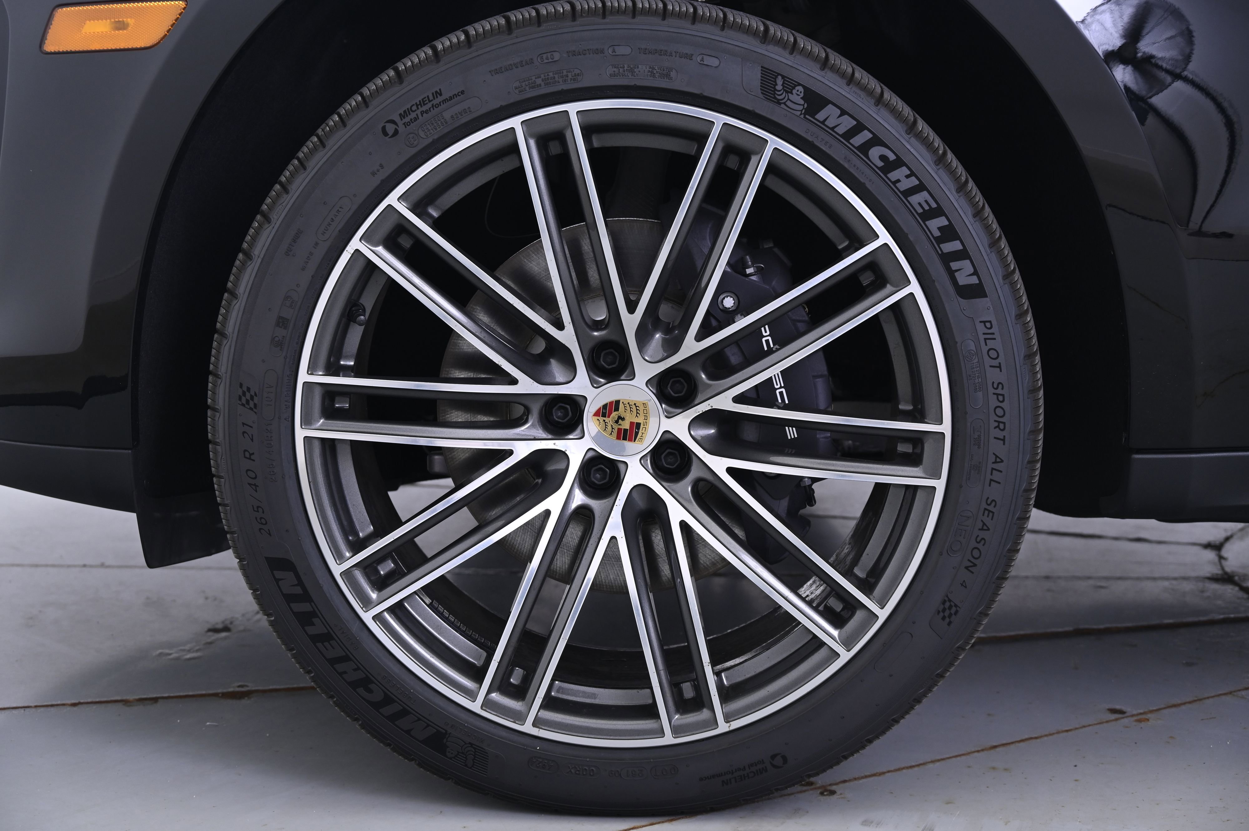 Certified 2025 Porsche Macan image 11