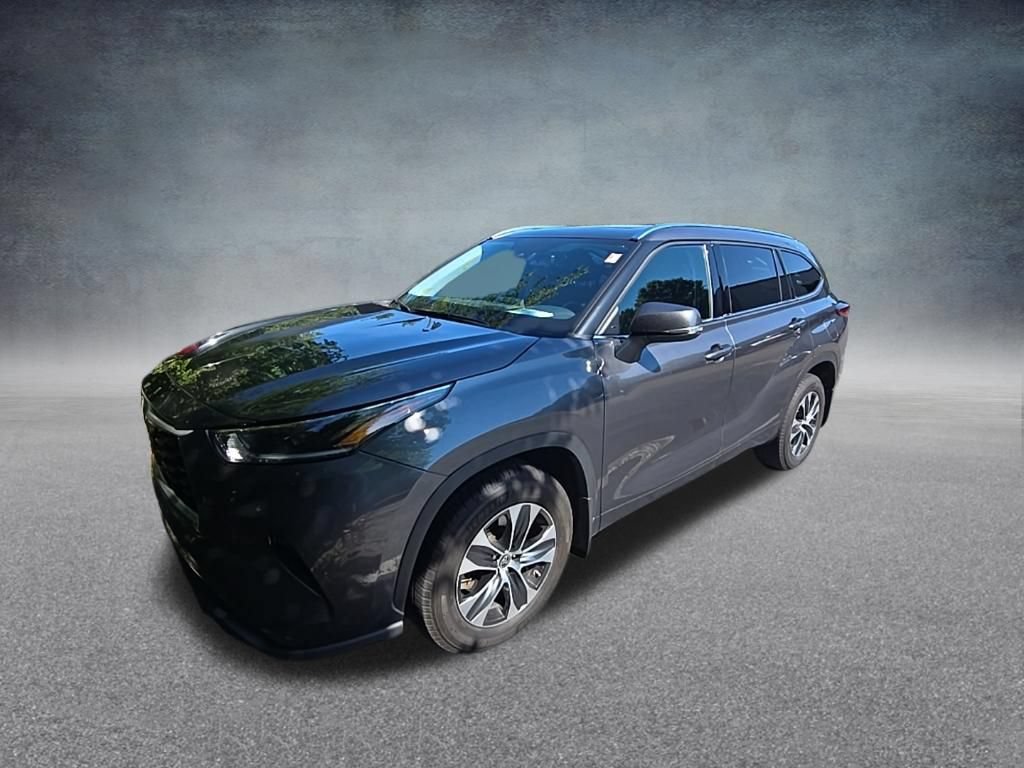 Used 2021 Toyota Highlander XLE AWD/4WD image 3