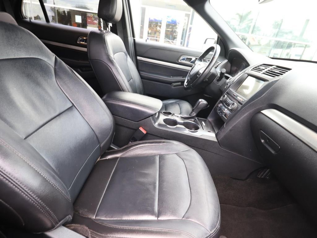 Used 2018 Ford Explorer XLT w/ Equipment Group 202A FWD image 14