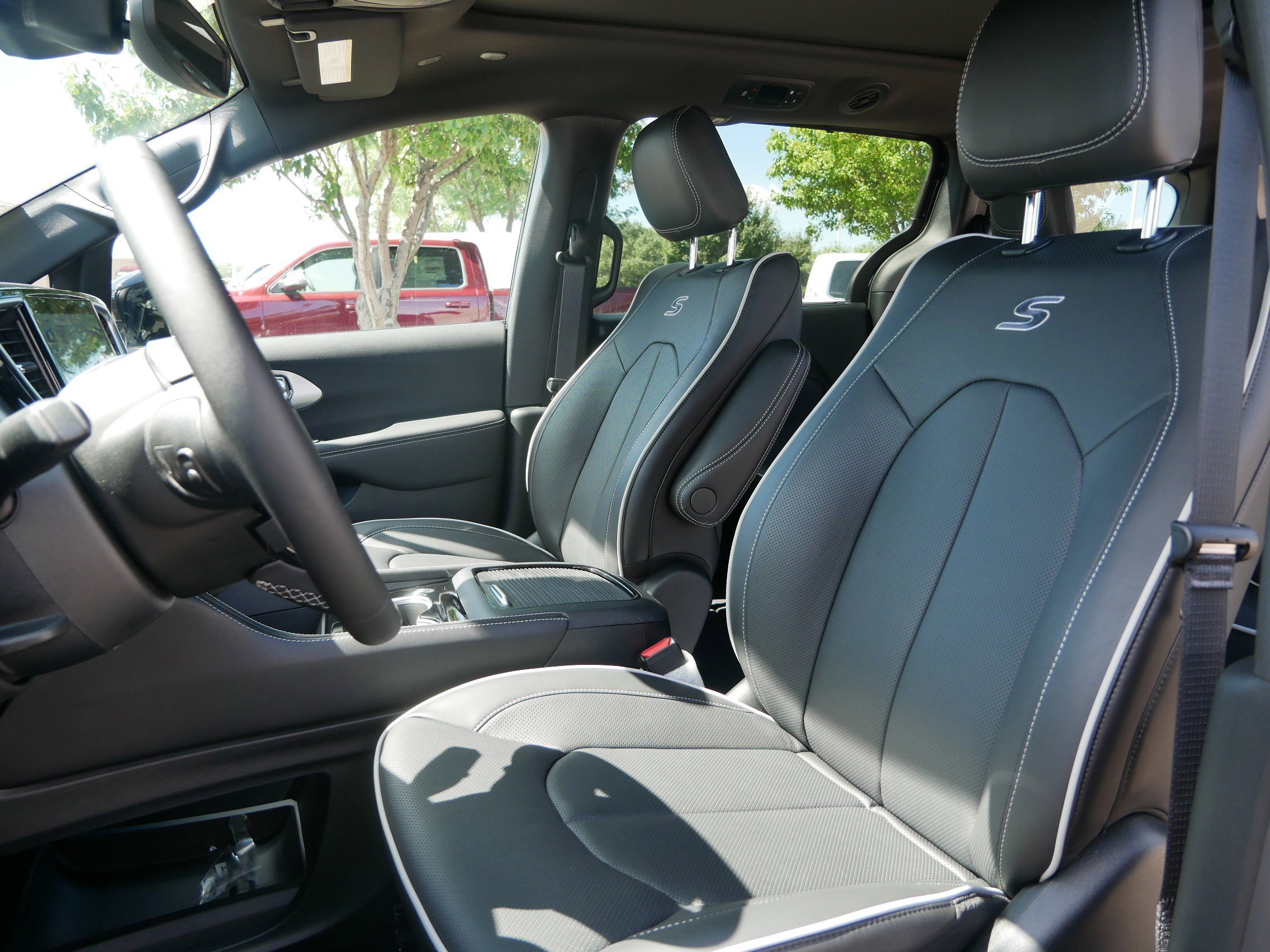 New 2026 Chrysler Pacifica Limited w/ S Appearance Package image 9