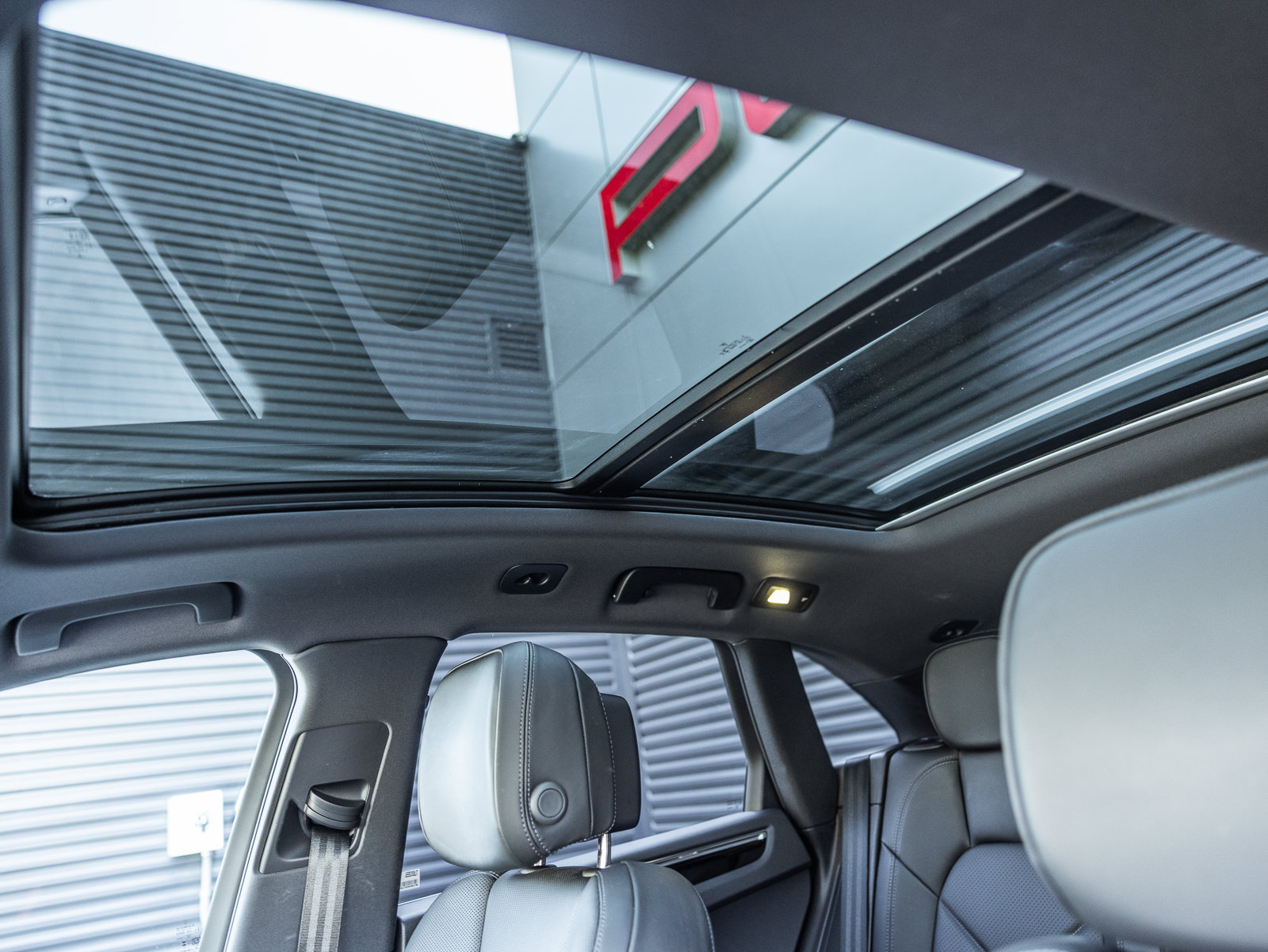 Certified 2026 Porsche Macan AWD/4WD image 17