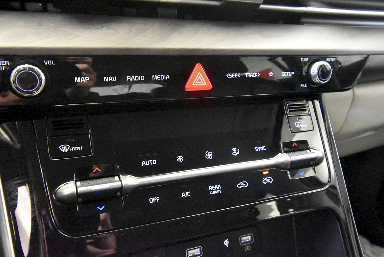 Used 2024 Kia Carnival EX FWD image 21