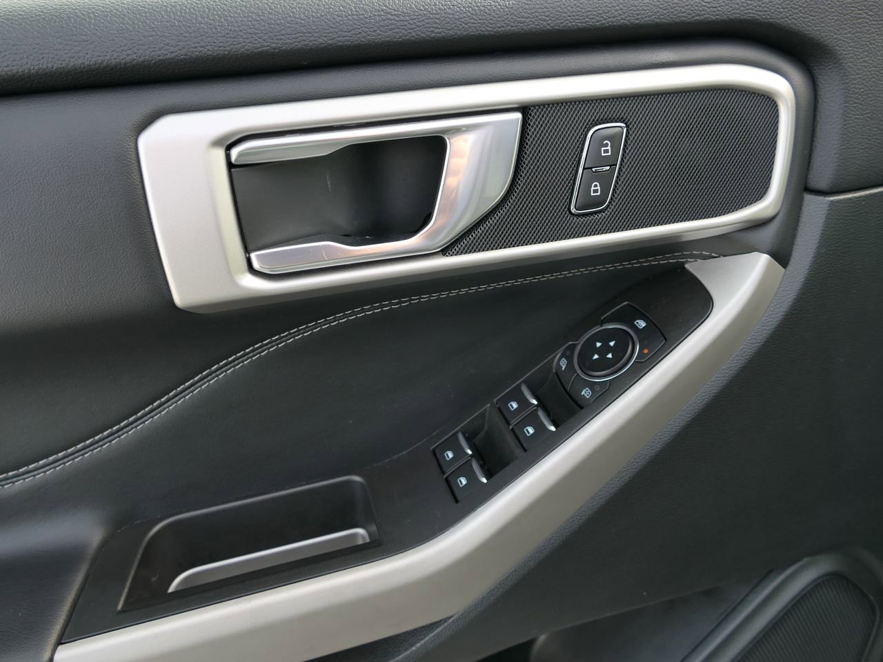 Used 2024 Ford Explorer XLT w/ Equipment Group 202A image 13