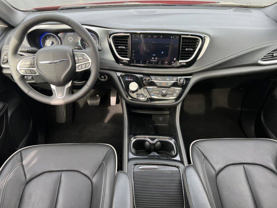 Used 2026 Chrysler Pacifica Limited FWD image 14