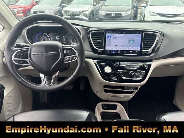 Used 2023 Chrysler Pacifica Touring-L image 14