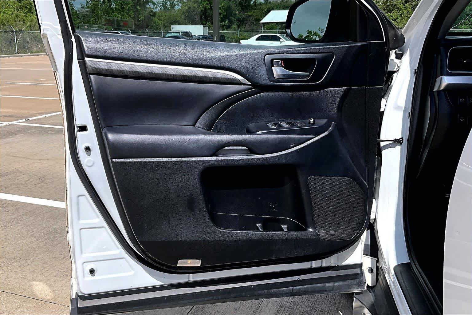 Used 2018 Toyota Highlander SE FWD image 21