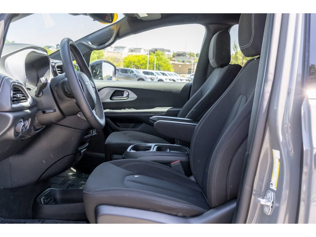 Used 2024 Chrysler Pacifica Touring FWD image 16