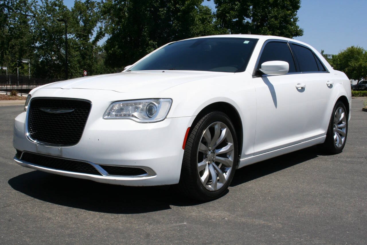 Used 2017 Chrysler 300 Limited RWD image 9