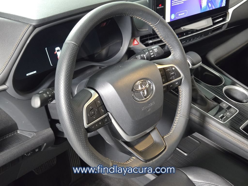 Used 2025 Toyota Sienna XLE Woodland Edition AWD/4WD image 23