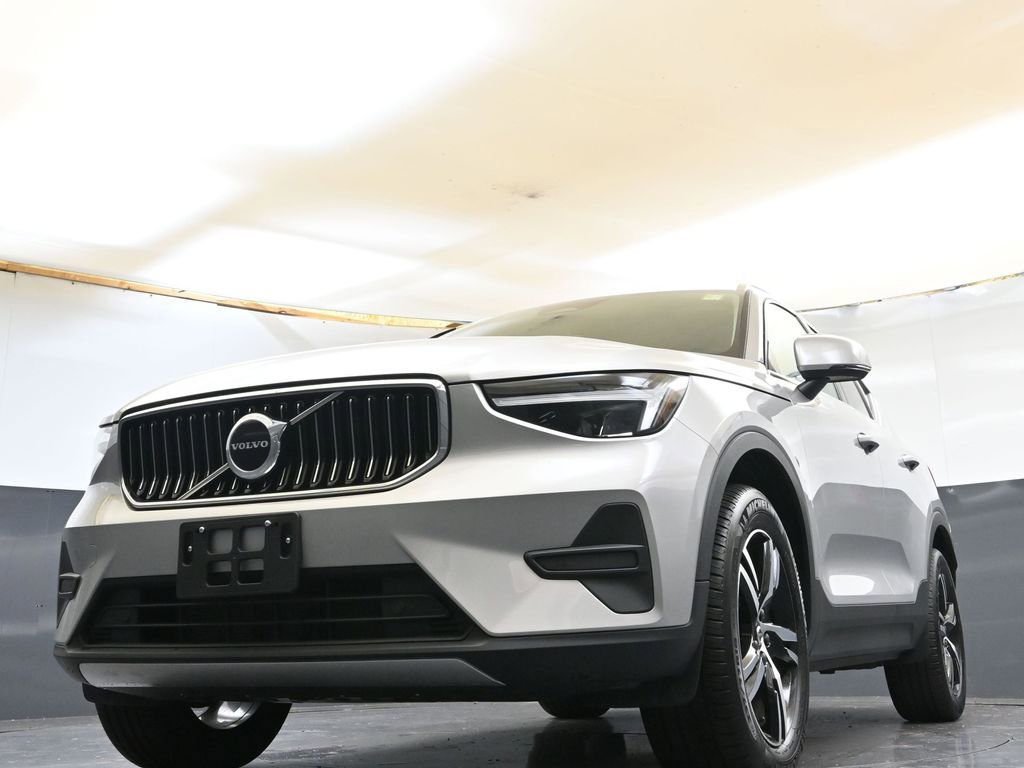 Certified 2025 Volvo XC40 B5 Core image 29