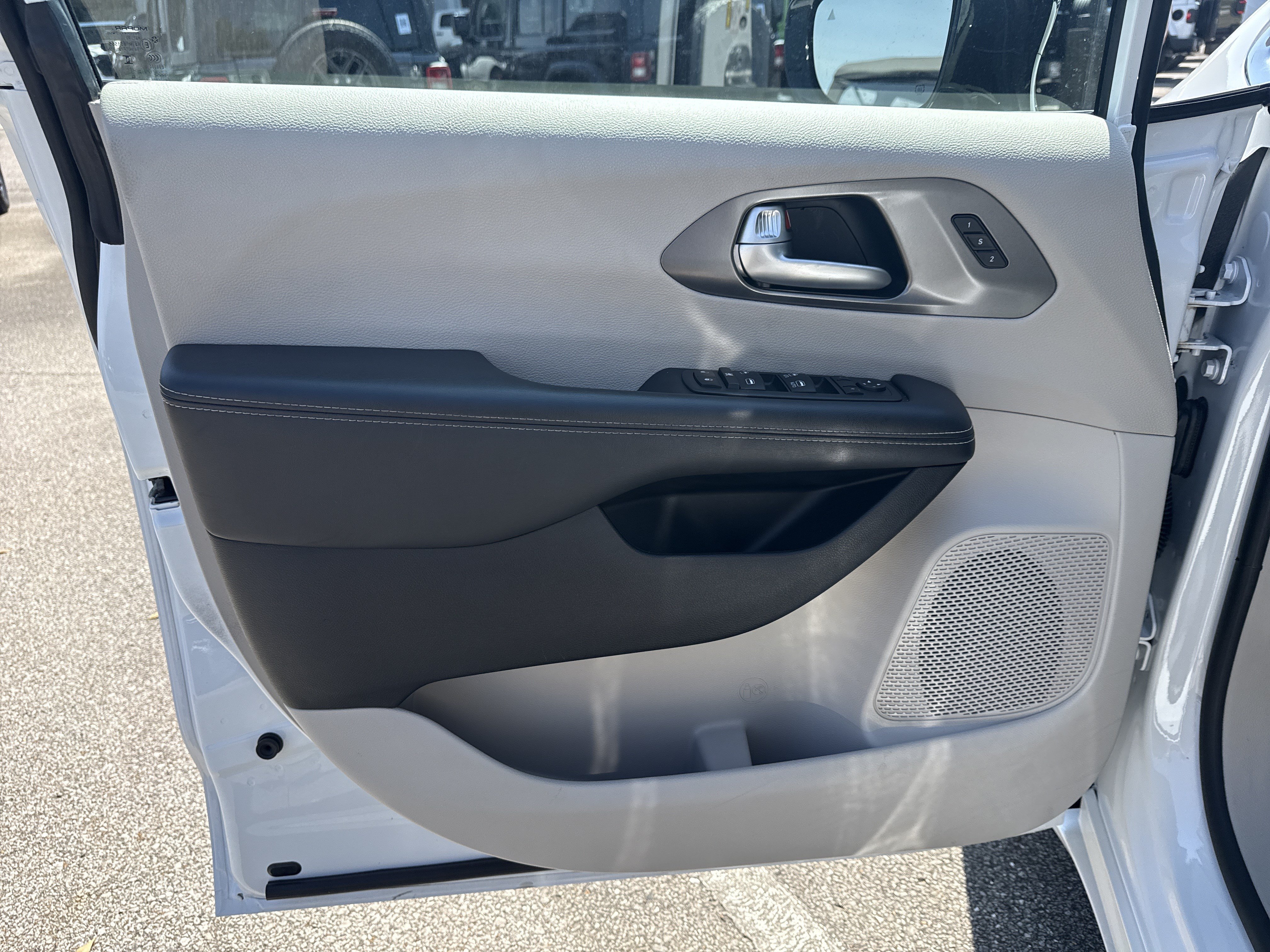 Used 2024 Chrysler Pacifica Touring-L FWD image 10