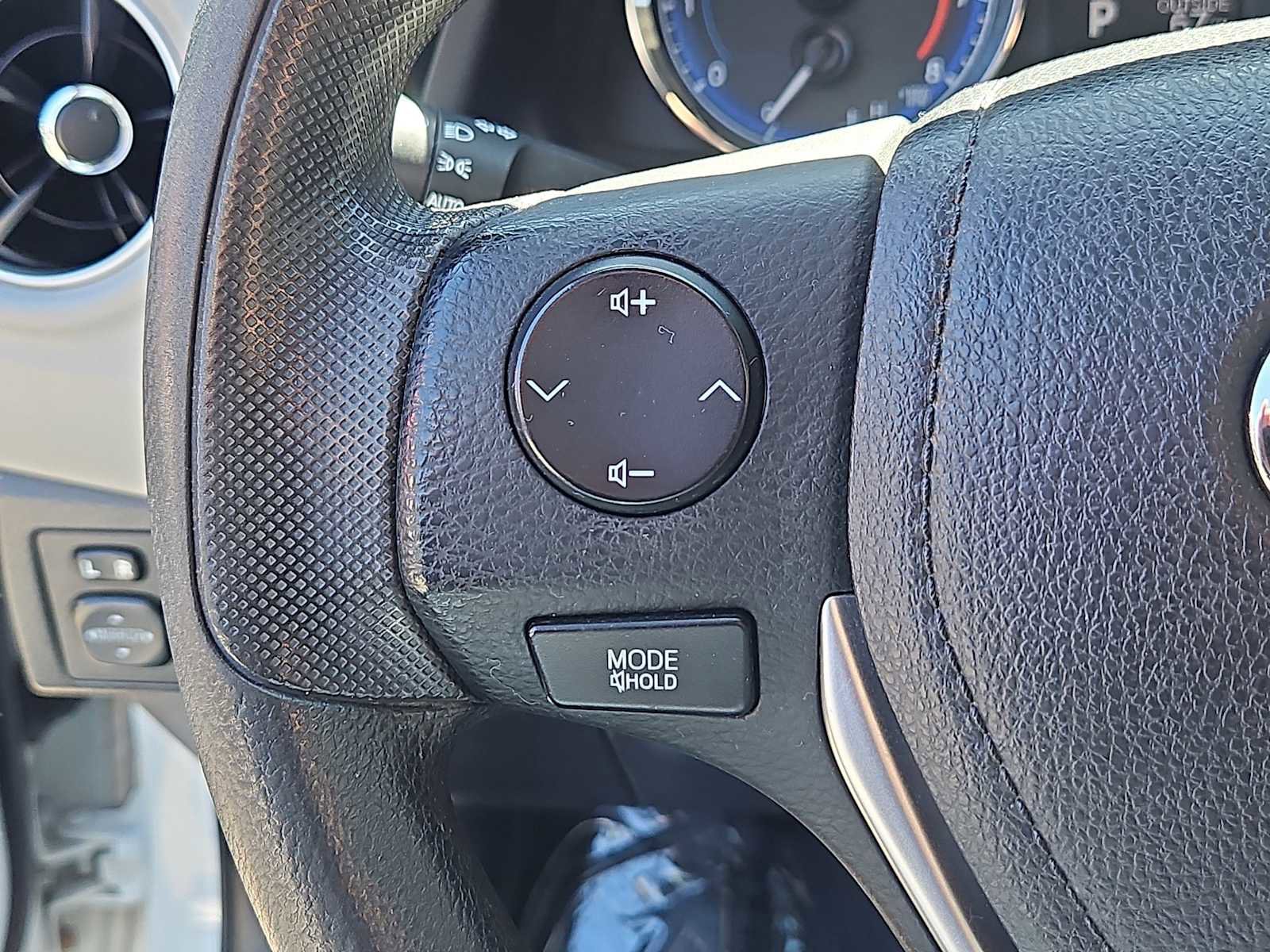 Used 2018 Toyota Corolla LE FWD image 19