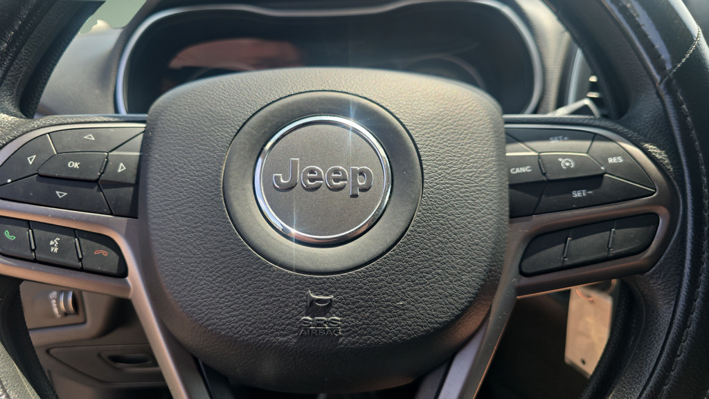 Used 2020 Jeep Cherokee Latitude FWD image 17