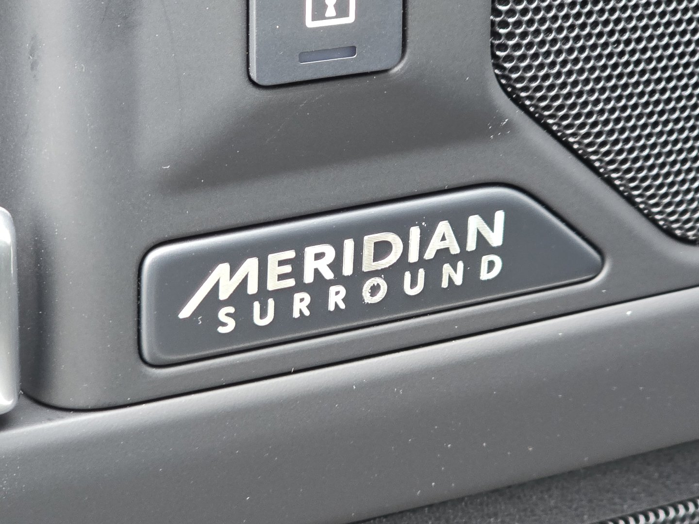 New 2026 Land Rover Defender 110 X-Dynamic SE image 8