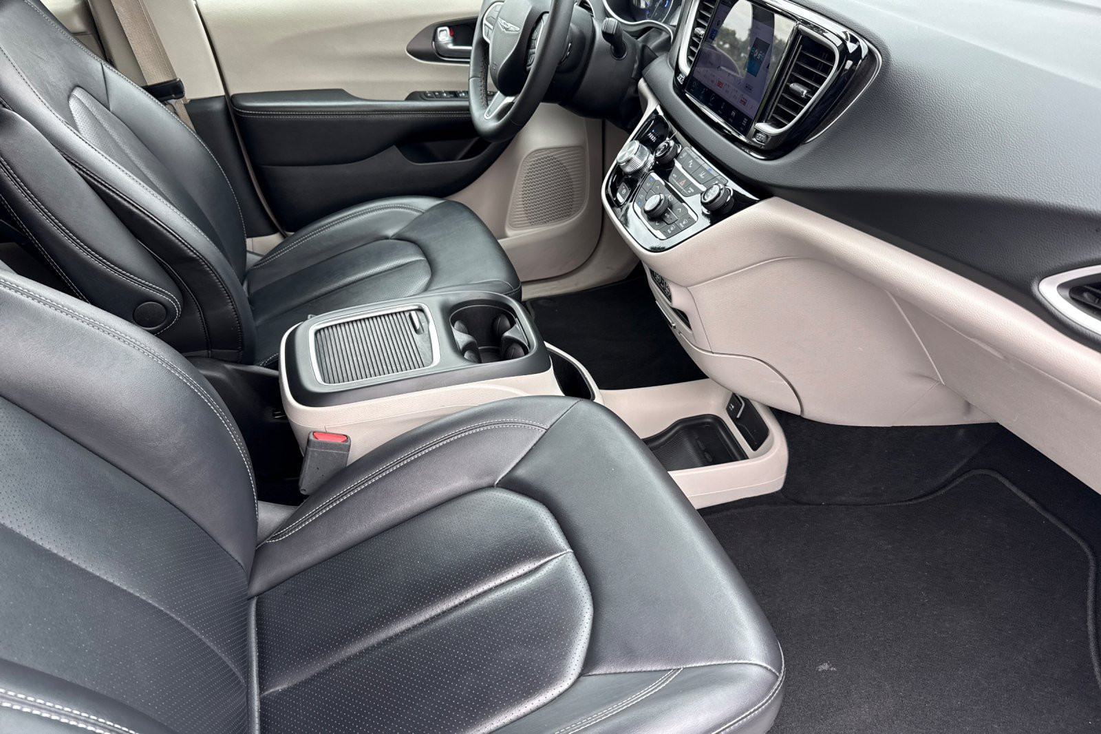 Used 2024 Chrysler Pacifica Touring-L FWD image 25