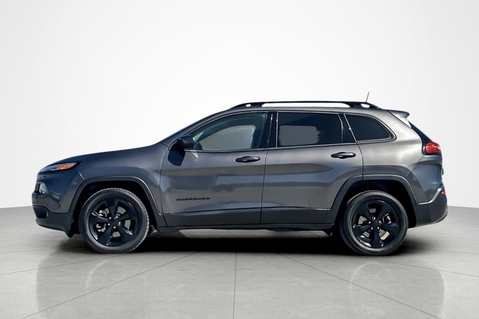 Used 2018 Jeep Cherokee Latitude w/ Altitude Package FWD image 2