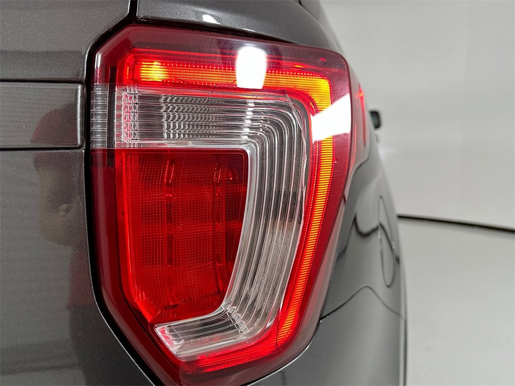 Used 2017 Ford Explorer XLT w/ Equipment Group 202A image 11