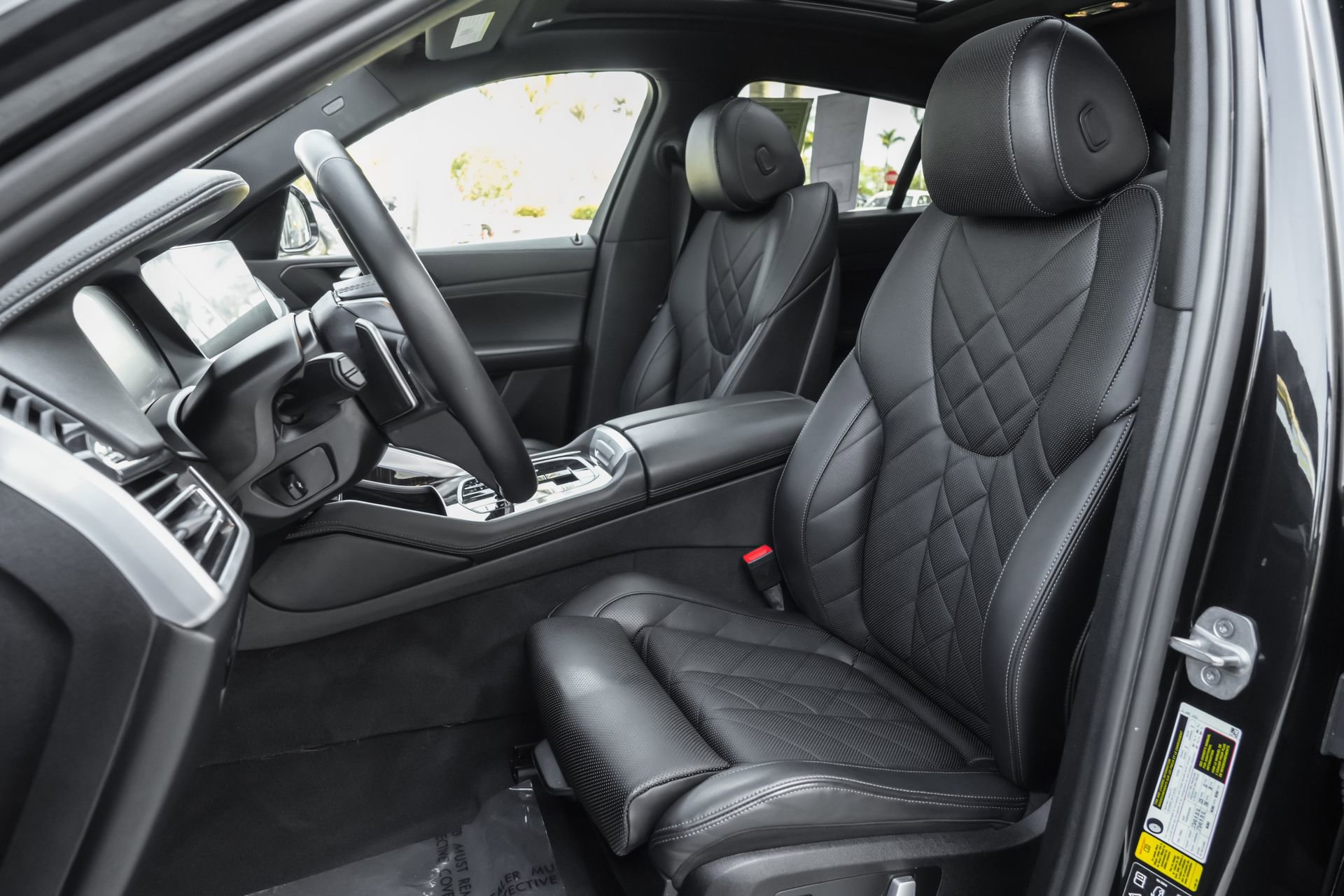 Used 2023 BMW X6 xDrive40i w/ Climate Comfort Package image 7