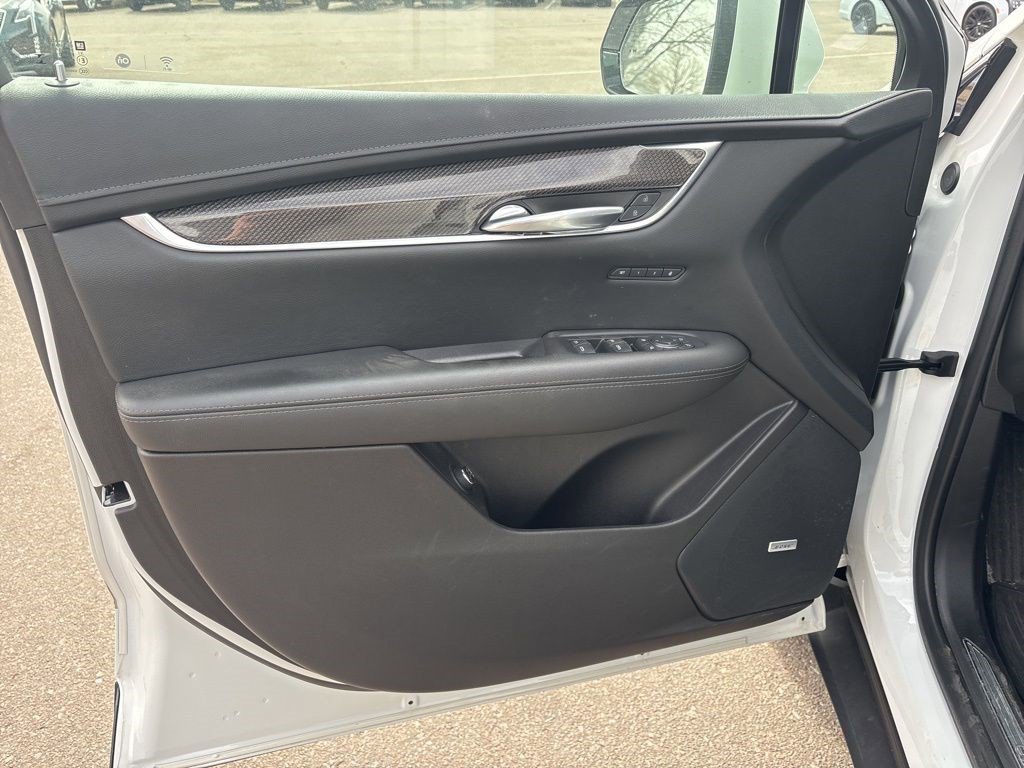 Certified 2022 Cadillac XT5 Sportv w/ LPO, ONYX Package image 8