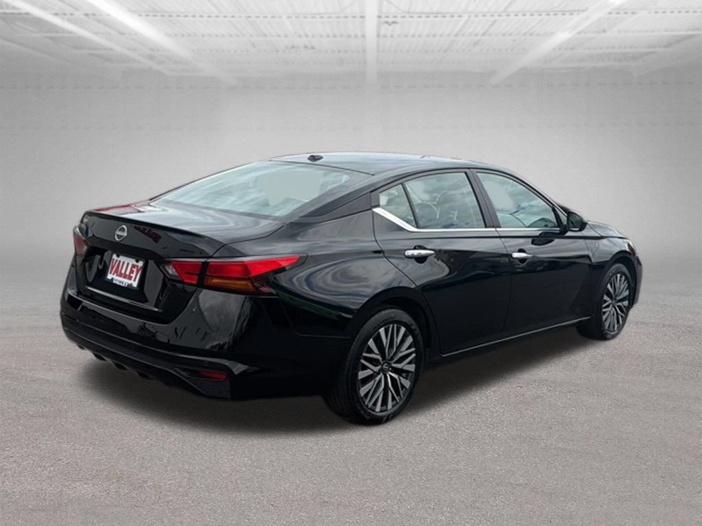 Used 2025 Nissan Altima 2.5 SV FWD image 12