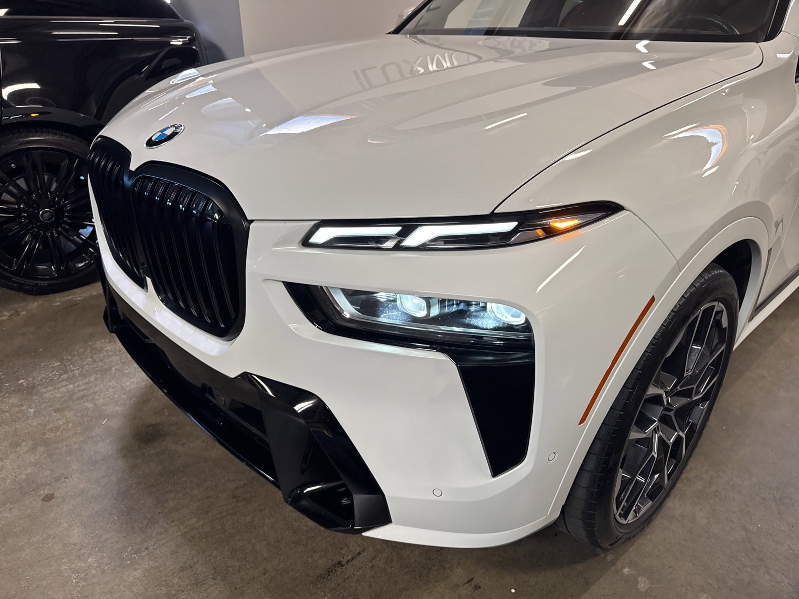 Used 2023 BMW X7 xDrive40i w/ M Sport Package image 4