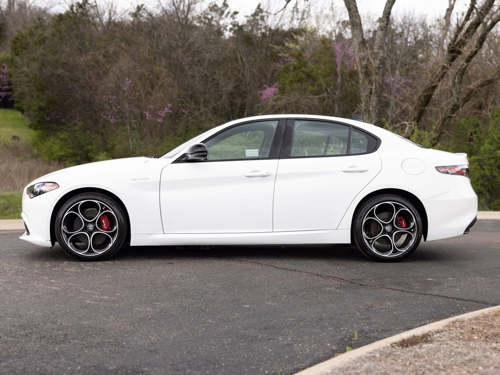 Used 2024 Alfa Romeo Giulia Veloce image 5