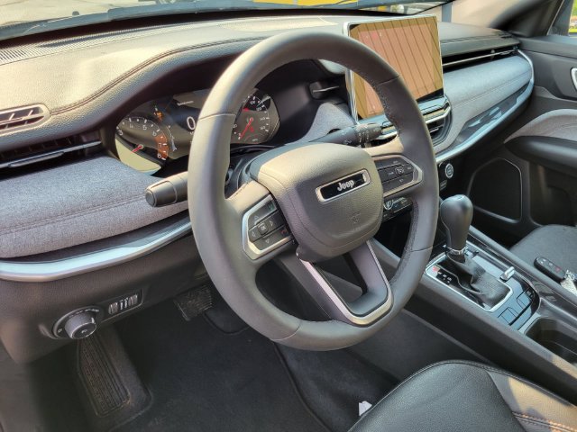 Used 2023 Jeep Compass Latitude AWD/4WD image 11