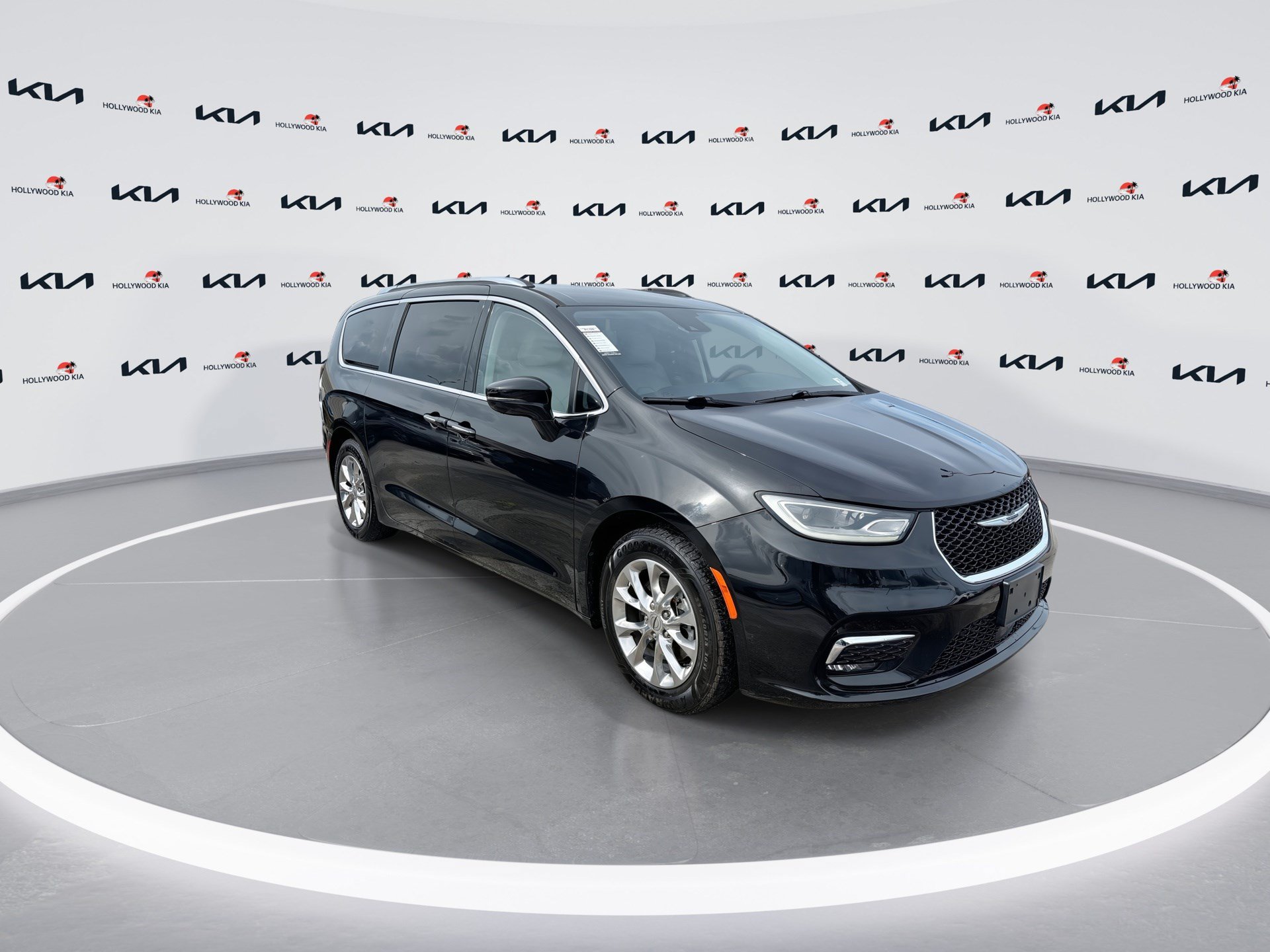 Used 2021 Chrysler Pacifica Touring-L FWD image 2