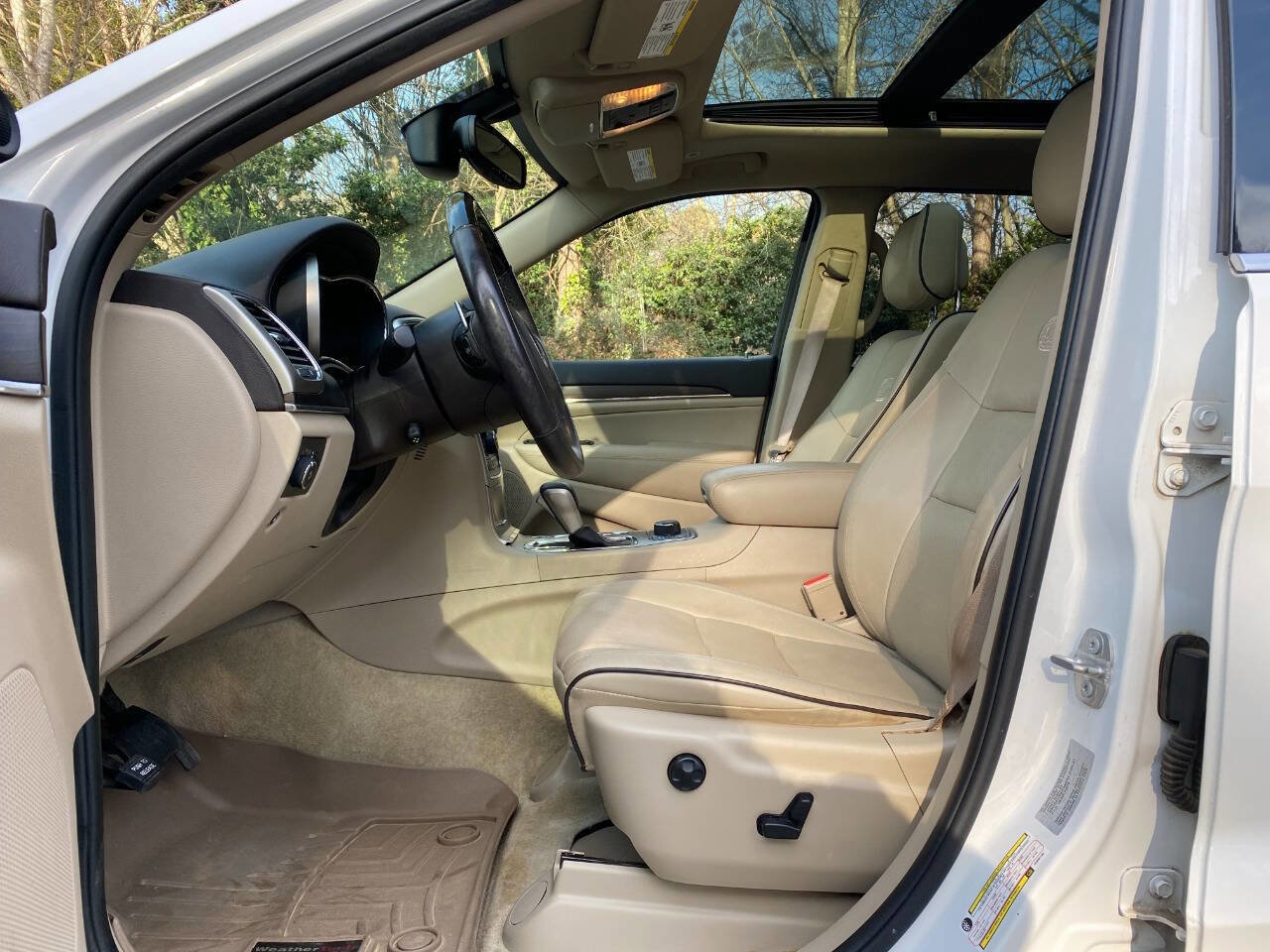 Used 2017 Jeep Grand Cherokee Overland image 16