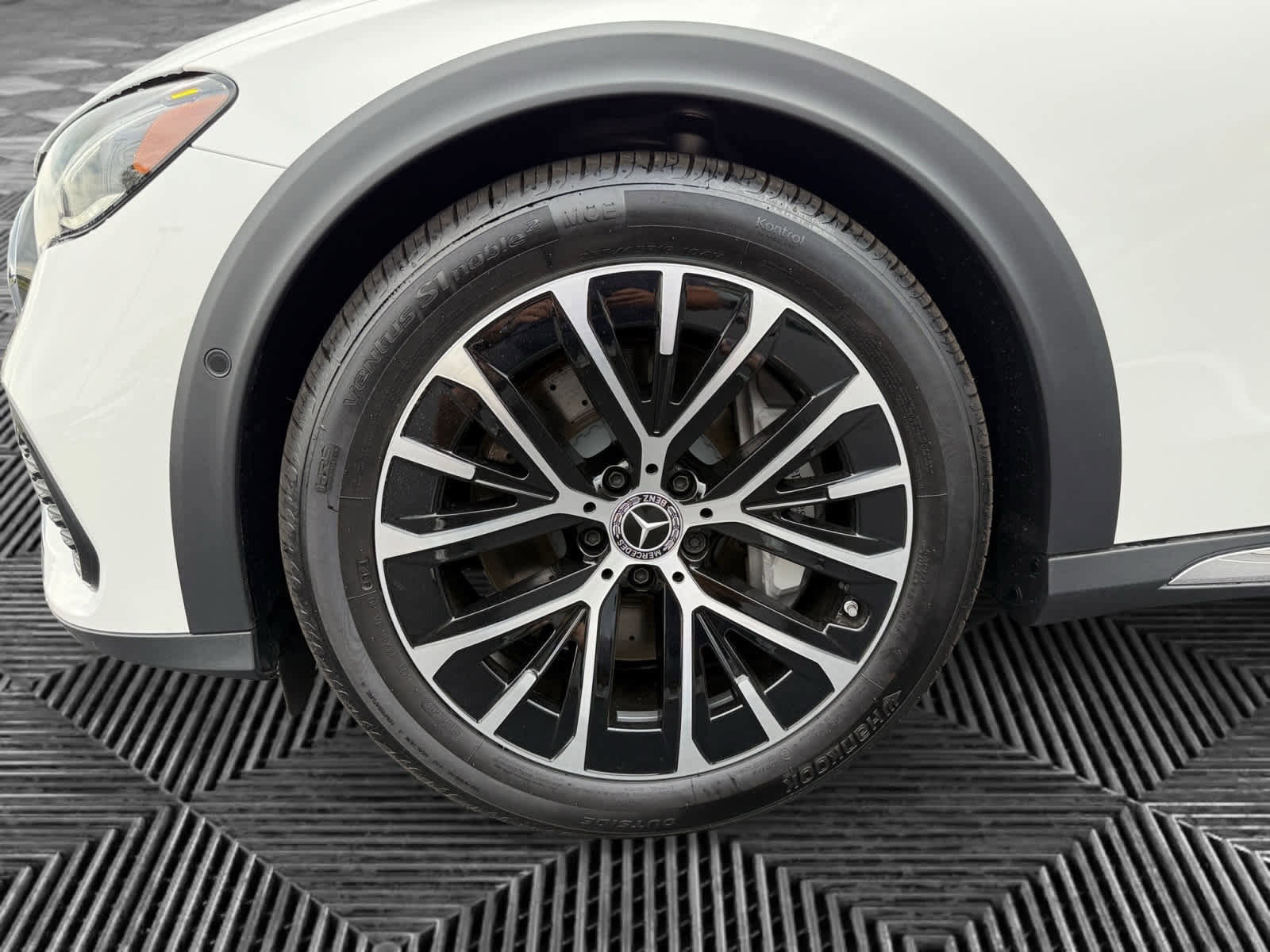 New 2025 Mercedes-Benz E 450 4MATIC All-Terrain Wagon image 9