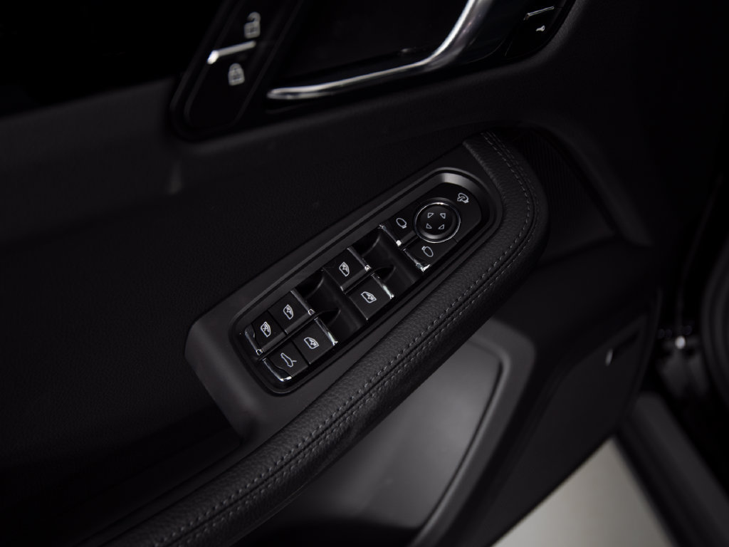 Certified 2026 Porsche Macan AWD/4WD image 19