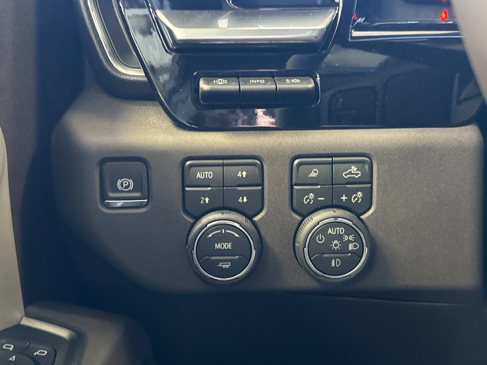 New 2026 Chevrolet Silverado 2500 LTZ w/ LTZ Premium Package AWD/4WD image 31
