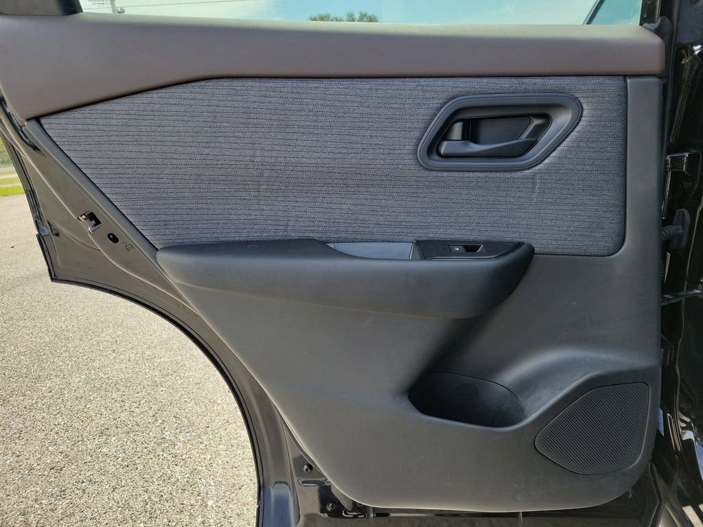 Used 2023 Nissan Rogue S AWD/4WD image 8