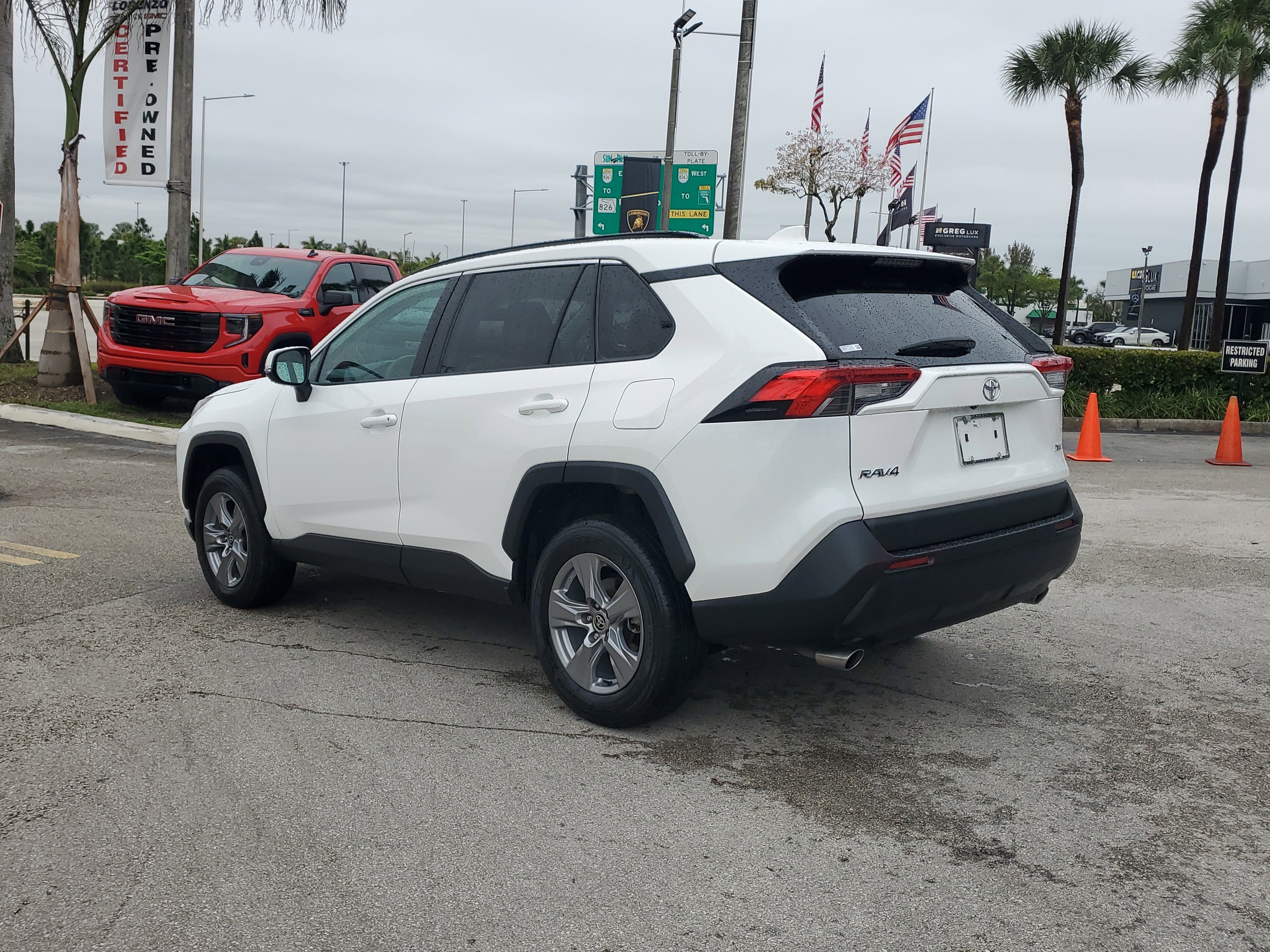Used 2022 Toyota RAV4 XLE w/ Convenience Package image 7