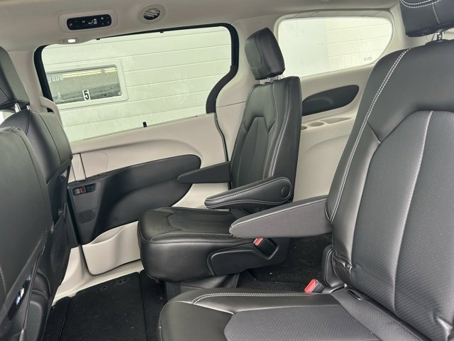 Used 2023 Chrysler Pacifica Touring-L image 9
