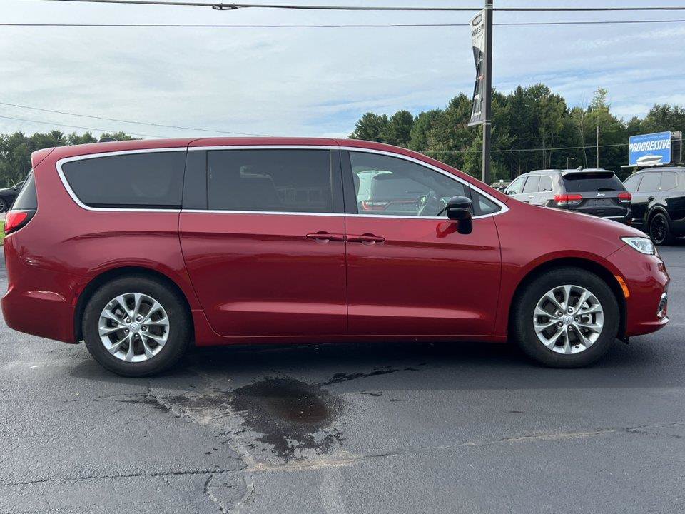 Used 2026 Chrysler Pacifica Limited FWD image 12