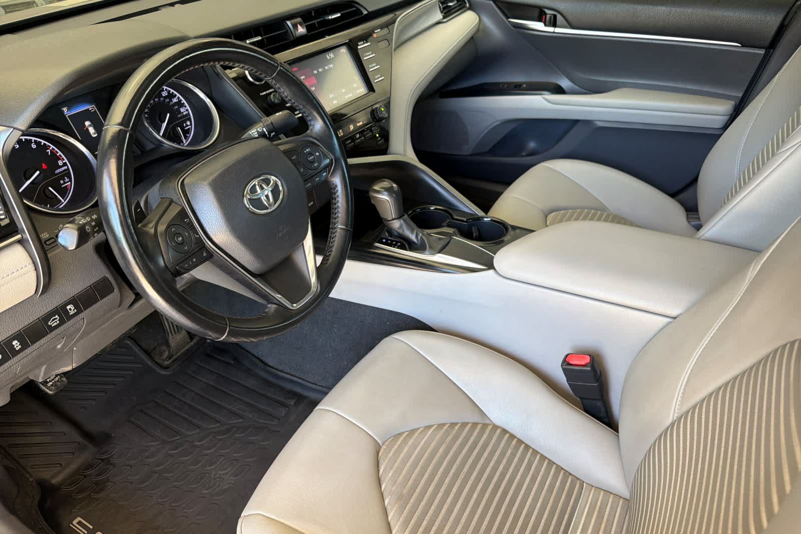 Used 2019 Toyota Camry SE FWD image 11