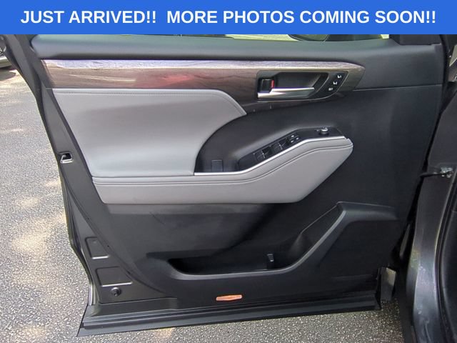 Used 2025 Toyota Highlander Limited FWD image 12
